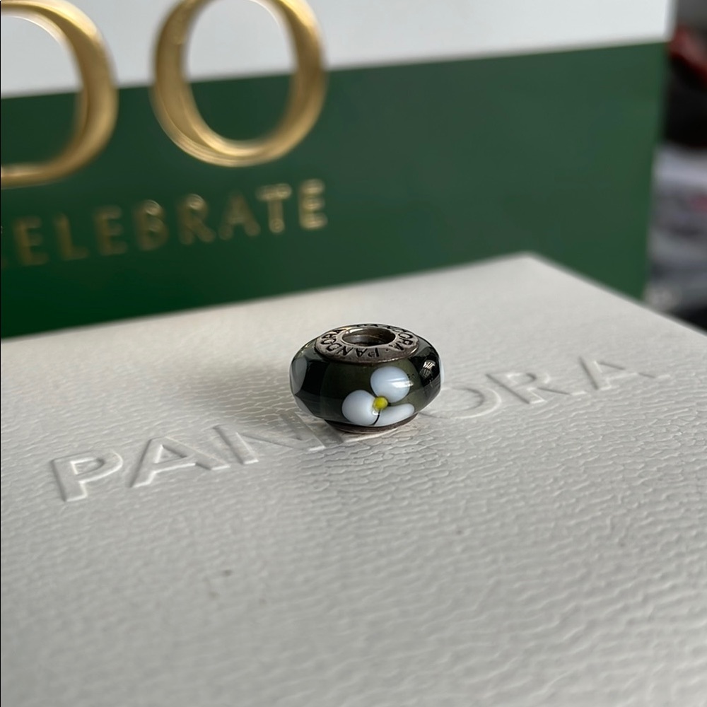 Pandora Lilly Black and White Floral Murano Charm - Picture 3 of 5